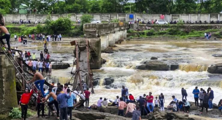 পুনেতে নদীর উপর ভেঙে পড়ল সেতু,  মৃত ২