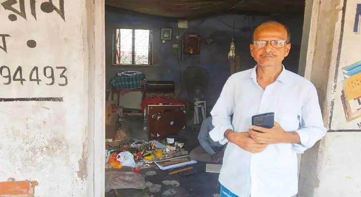 ঝাড়গ্রাম থেকে হারিয়ে যেতে বসেছে হারমোনিয়াম তৈরি শিল্প