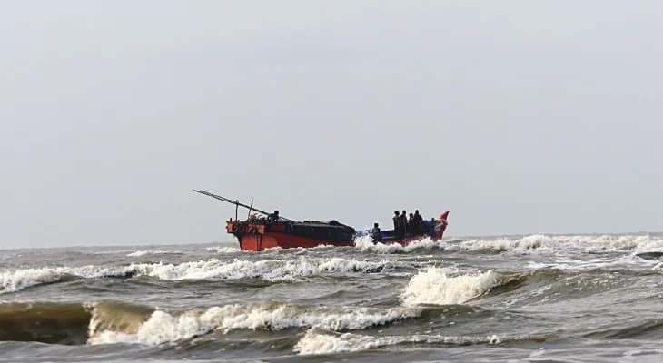 ইলিশের সন্ধানে সাগরে পাড়ি কয়েকশো ট্রলারের