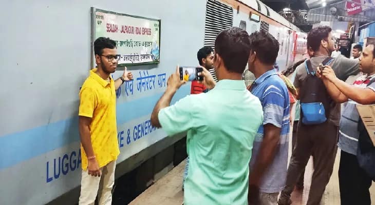 ‘হামসফর’-এর প্রথম যাত্রা ঘিরে মধ্যরাতে উন্মাদনা স্টেশনগুলিতে