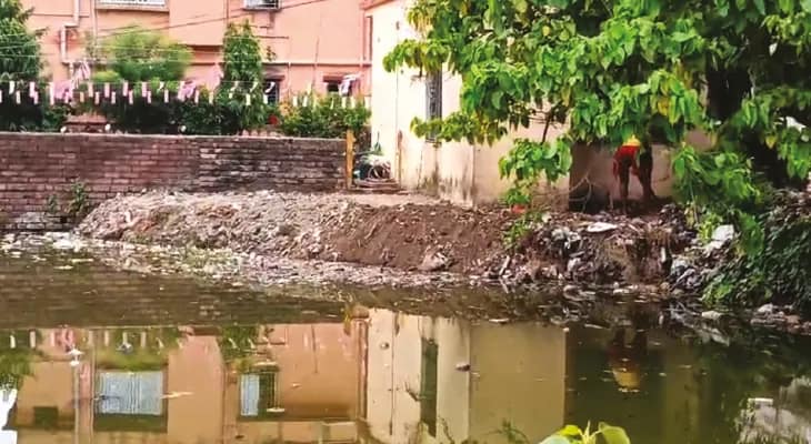 ক্ষুব্ধ বাসিন্দারা, প্রশাসনের নির্দেশে  বন্ধ করা হল পুকুর ভরাটের কাজ