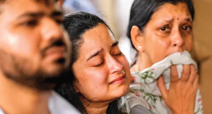 শনাক্ত রূপানি সহ মাত্র ৪৭ মৃতদেহ, মর্গের বাইরে দীর্ঘ অপেক্ষা