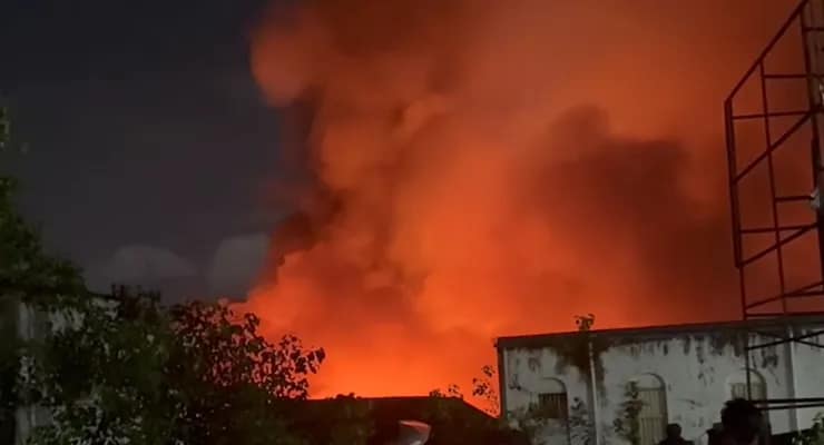 রবিবার মধ্যরাতে খিদিরপুর মার্কেটে আগুন, রাতেই ঘটনাস্থলে যান মেয়র ফিরহাদ হাকিম