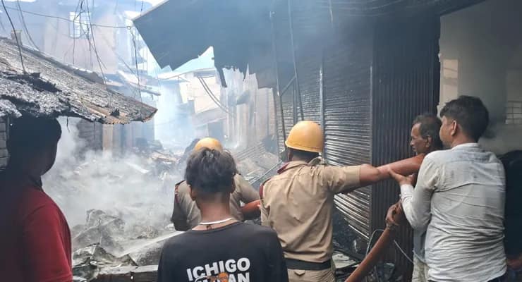 মধ্যরাতে কলকাতার বাজারে বিধ্বংসী আগুন, পুড়ে ছাই হাজারের বেশি দোকান