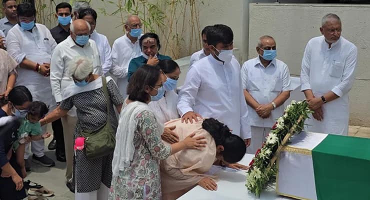 বিমান দুর্ঘটনায় নিহত গুজরাতের প্রাক্তন মুখ্যমন্ত্রী বিজয় রূপানিকে শেষশ্রদ্ধা জানানো হচ্ছে