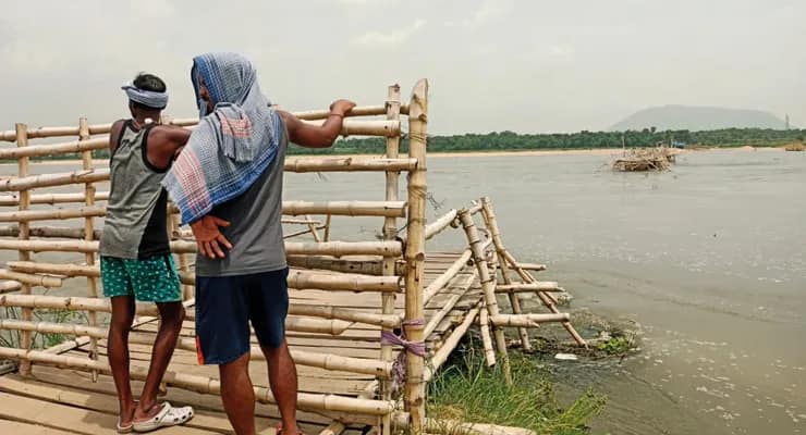 মাইথন ও পাঞ্চেত জলধার থেকে জল ছেড়েছে ডিভিসি, দামোদর নদের জলের তোড়ে ভেসে গেল বার্নপুর বিহারীনাথ অস্থায়ী সেতু