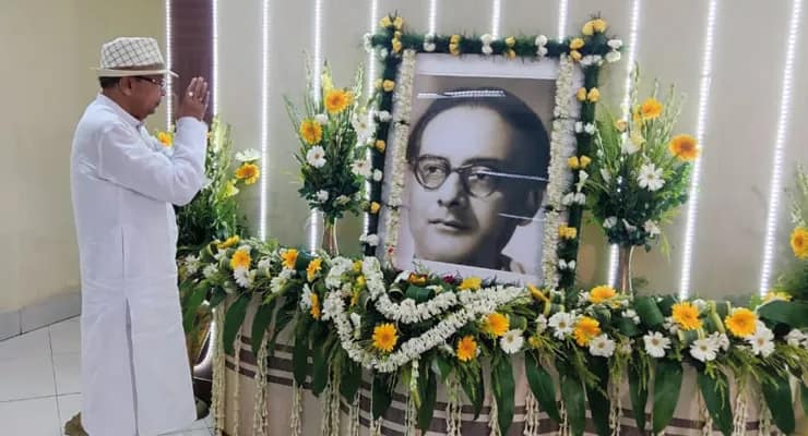 হেমন্ত মুখোপাধ্যায়ের জন্মদিনে নবান্নে শিল্পীর প্রতি শ্রদ্ধাজ্ঞাপন করছেন মন্ত্রী অরূপ রায়