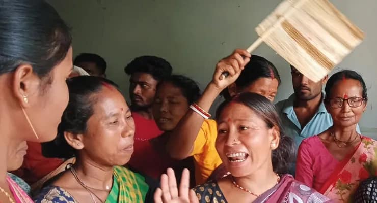 এলাকায় বিদ্যুৎ সরবরাহে সমস্যার প্রতিবাদে ময়নাগুড়ি বিদ্যুৎ দপ্তরে বিক্ষোভ গ্রামবাসীদের