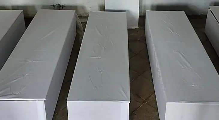 দিনরাত কফিন বানাচ্ছেন আমেদাবাদের অটোচালক