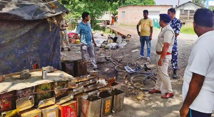 আবগারির আধিকারিকের কাছে এসে  ঠিকানার খোঁজ, ধৃত চোলাই কারবারি