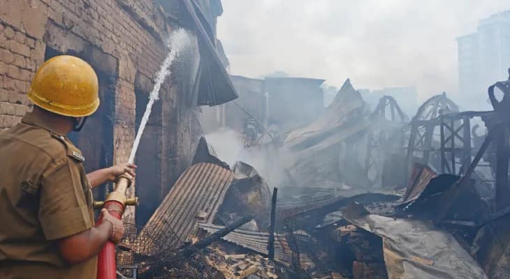 খিদিরপুরে ভস্মীভূত বাজার, '২৫ হাজার ঢেলেছিলাম, ডিম... মাখন সব শেষ!'