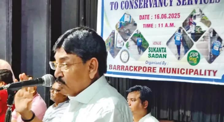 ডেঙ্গু নিয়ন্ত্রণে যুক্ত সাফাইকর্মীদের বেতন বৃদ্ধি বারাকপুর পুরসভায়