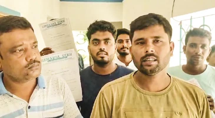 নওদায় টেন্ডার প্রক্রিয়ায় গোপনীয়তার অভিযোগে ঠিকাদারদের বিক্ষোভ