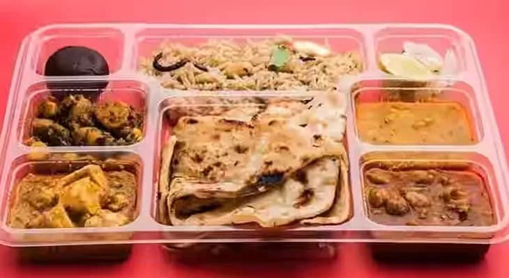 সিউড়িতে মহিলারা দক্ষতার সঙ্গে চালাচ্ছেন ক্যান্টিন, হোম ডেলিভারি