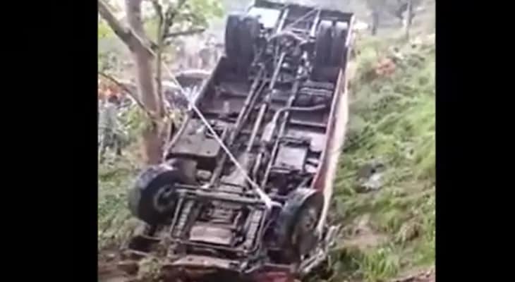 মণ্ডী যাওয়ার পথে হিমাচলপ্রদেশে খাদে পড়ল বাস, জখম ১৭