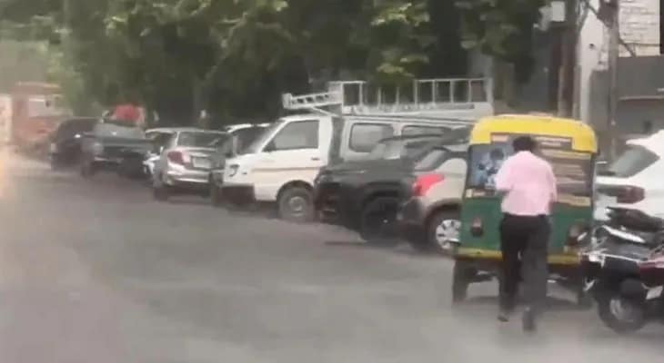 নয়ডার সেক্টর ১১-এ ব্যাপক বৃষ্টি শুরু