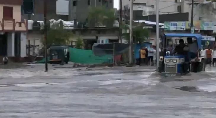 গুজরাতে ব্যাপক বৃষ্টি, জলমগ্ন বোটাদ-সহ একাধিক এলাকা, গান্ধীনগরে জরুরি বৈঠকে মুখ্যমন্ত্রী ভূপেন্দ্র প্যাটেল