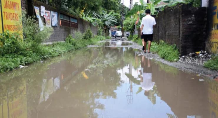 নালা নেই, হালকা বৃষ্টিতে চম্পাসারির রাস্তায় জল