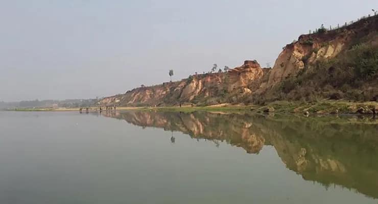 স্লুইস গেট তৈরি করতে কাটা হয়েছে বাঁধ, জল বাড়লেই ভাসবে ঘাটাল, আশঙ্কা