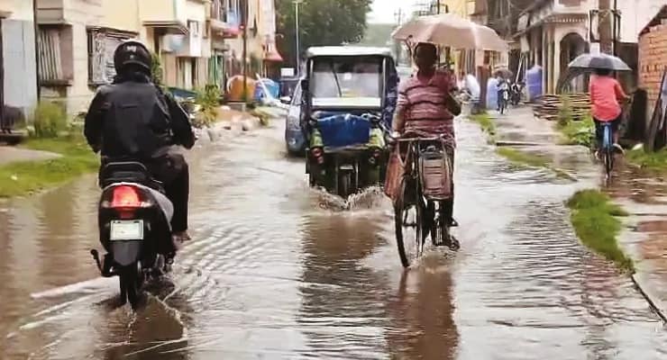 বর্ষাকালের শুরুতেই জল জমে চরম ভোগান্তি শান্তিপুর থেকে রানাঘাটে