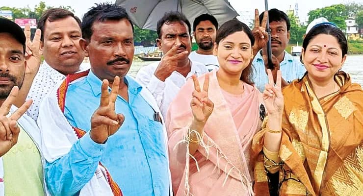 বৃষ্টি মাথায় সকাল থেকে প্রত্যন্ত এলাকায় তৃণমূল প্রার্থী আলিফা