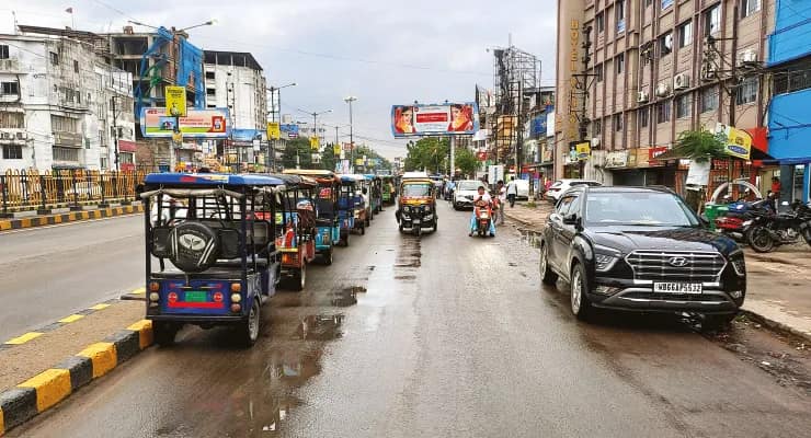 ইংলিশবাজার: সকাল-সন্ধ্যা তীব্র যানজটে ভোগান্তি সুকান্ত মোড় থেকে রথবাড়ির রাস্তায়