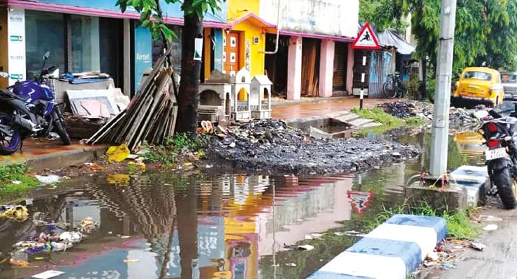 অল্প বৃষ্টিতে জলবন্দি পানিহাটির বিটি রোড, বর্ষায় নিকাশি নালা সংস্কার নিয়ে প্রশ্ন
