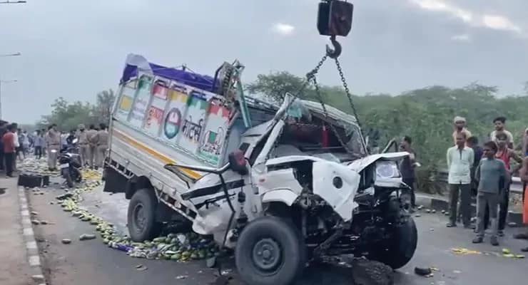 বুধবার সকালে উত্তরপ্রদেশের আগ্রায় ফ্লাইওয়ার থেকে নীচে ছিটকে পড়ল পিকআপ ভ্যান, মৃত ৪, গুরুতর জখম একজন