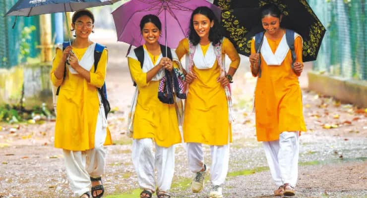 নিম্নচাপের প্রভাবে একাধিক জেলায় ভারী বৃষ্টির লাল সতর্কতা