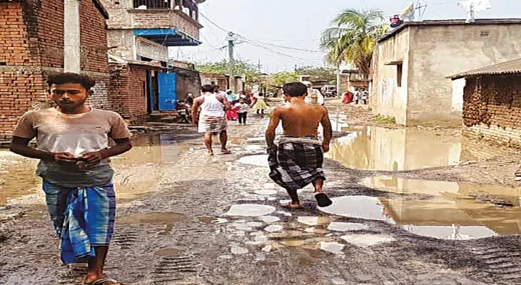 নিকাশি নালা ছাপিয়ে রাস্তায় জমে জল, ভোগান্তিতে কাশিমনগর, বৈষ্ণবডাঙার বাসিন্দারা