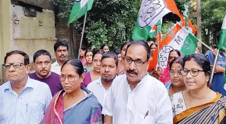 বৃষ্টি উপেক্ষা, আরামবাগে বাড়ি বাড়ি কর্মসূচি মহিলা তৃণমূলের