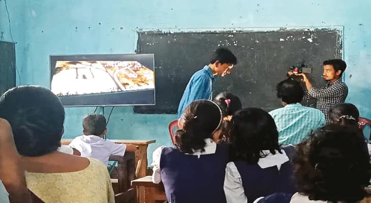 বিষ্ণুপুর ও খাতড়ার স্কুলে পড়া বোঝাতে স্যান্ড আর্ট
