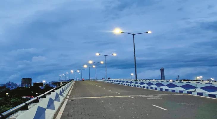 ফ্লাইওভারে উঠে মরণঝাঁপ, পুলিসের ভূমিকা নিয়ে প্রশ্ন
