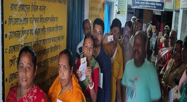 কালীগঞ্জ বিধানসভার উপ নির্বাচন: দেবগ্রাম অন্নপূর্ণা প্রাথমিক বিদ্যালয়ের ১৬৭ নম্বর বুথে ইভিএমের গোলযোগের কারণে ভোট প্রক্রিয়া শুরু হতে দেরি
