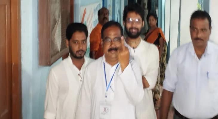 কালীগঞ্জ বিধানসভার উপ নির্বাচন: ভোট দিলেন বিজেপি প্রার্থী আশিস ঘোষ