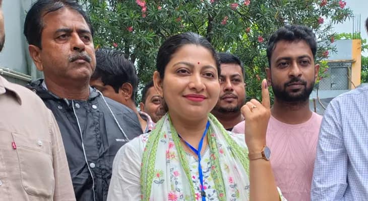 কালীগঞ্জ বিধানসভার উপ নির্বাচন: মিরা গার্লস হাইস্কুলের ২৯ নম্বর বুথে ভোট দিলেন তৃণমূল কংগ্রেসের প্রার্থী আলিফা আহমেদ