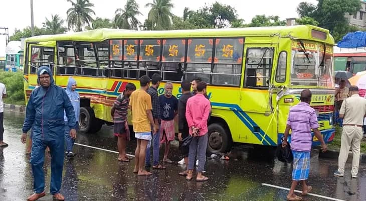 হাওড়ার বাগনানে যাত্রীবাহী বাসে ধাক্কা মারল লরি, মৃত ১, জখম বহু