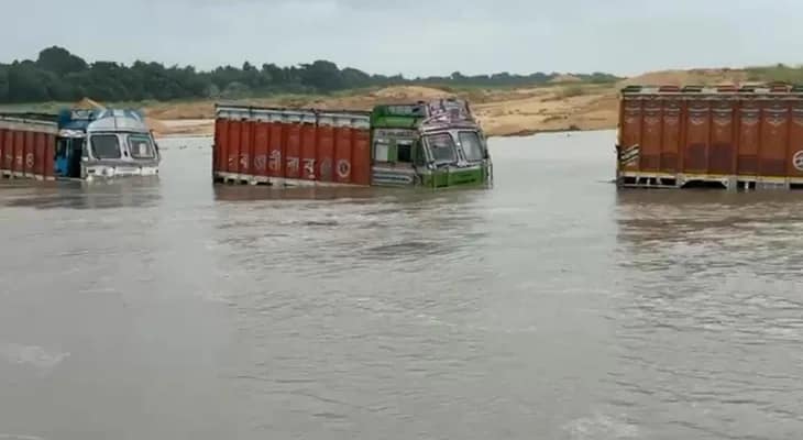 দামোদরে আচমকাই জল বেড়ে যাওয়ায় পূর্ব বর্ধমানের গলসির গোহগ্রামে নদীতে আটকে গেল বালি বোঝাই একাধিক ট্রাক