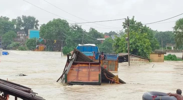ভারী বৃষ্টির জেরে বিপর্যস্ত ঝাড়গ্রাম