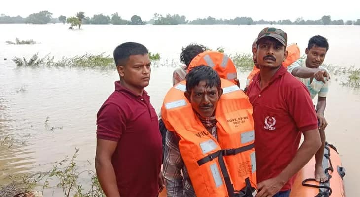 ভারী বৃষ্টির জেরে পশ্চিম মেদিনীপুরের গড়বেতা ১ নং ব্লকে প্লাবিত একাধিক এলাকা