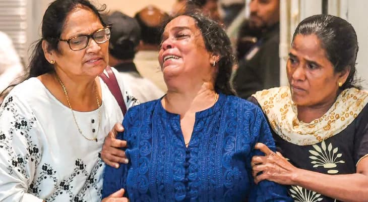 চোখের জলে কো-পাইলট ক্লাইভ কুন্দরকে চিরবিদায়, শেষকৃত্য ফ্লাইট অ্যাটেনডেন্ট রোশনির