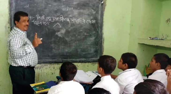অবসরের পর বিনা বেতনে স্কুলে পড়াচ্ছেন কাকদ্বীপের তাপস স্যার