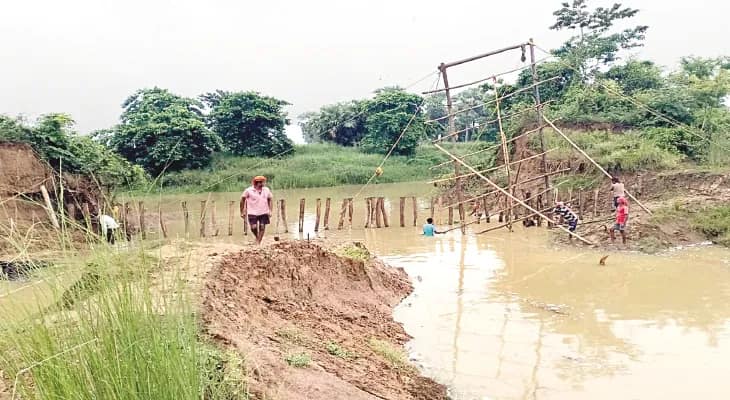 খড়গ্রামে দ্বারকার ভাঙা বাঁধ মেরামতের কাজ শুরু হলেও দুশ্চিন্তায় এলাকাবাসী