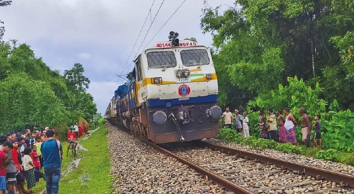 ইঞ্জিন বিকল, বামনহাট পৌঁছনোর আগেই থমকাল উত্তরবঙ্গ এক্সপ্রেস