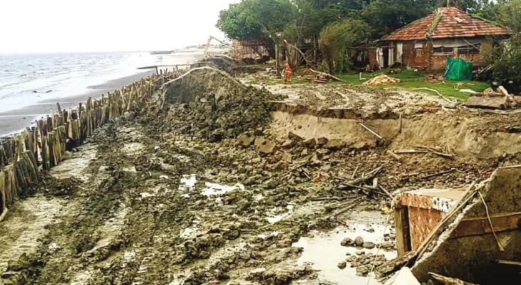 নদীর বাঁধে ভাঙন, মৌসুনি দ্বীপের বালিয়াড়ায় আতঙ্ক