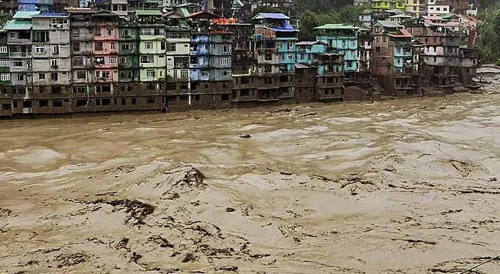 বৃষ্টিতে বিপর্যস্ত উত্তরবঙ্গ, তিস্তার অসংরক্ষিত এলাকায় হলুদ সঙ্কেত, গদাধরের বাঁধে ফাটল