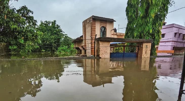কালভার্ট পার হতে গিয়ে ভেসে গেলেন বৃদ্ধ, মেঘভাঙা বৃষ্টিতে জল থইথই পুরুলিয়া শহর