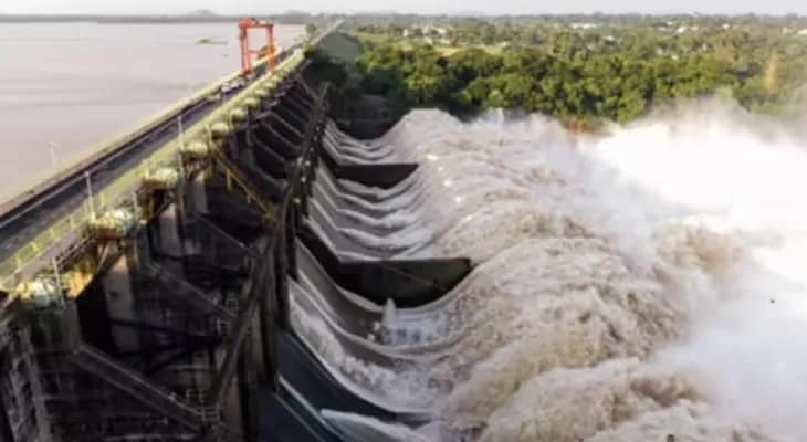 মাইথন ও পাঞ্চেত থেকে বাড়ল জল ছাড়ার পরিমাণ, মাইথন থেকে ৭ হাজার কিউসেক এবং পাঞ্চেত থেকে ৩৮ হাজার কিউসেক হারে জল ছাড়া হচ্ছে