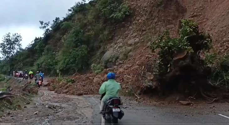 হিমাচলপ্রদেশের ধরমশালায় ধস, চলছে রাস্তা পরিষ্কারের কাজ