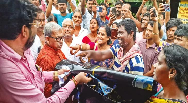 মুখ্যমন্ত্রীর নির্দেশে ২৪ ঘণ্টার মধ্যে ত্রাণ বিলি, খতিয়ে দেখলেন মন্ত্রী আমলারা